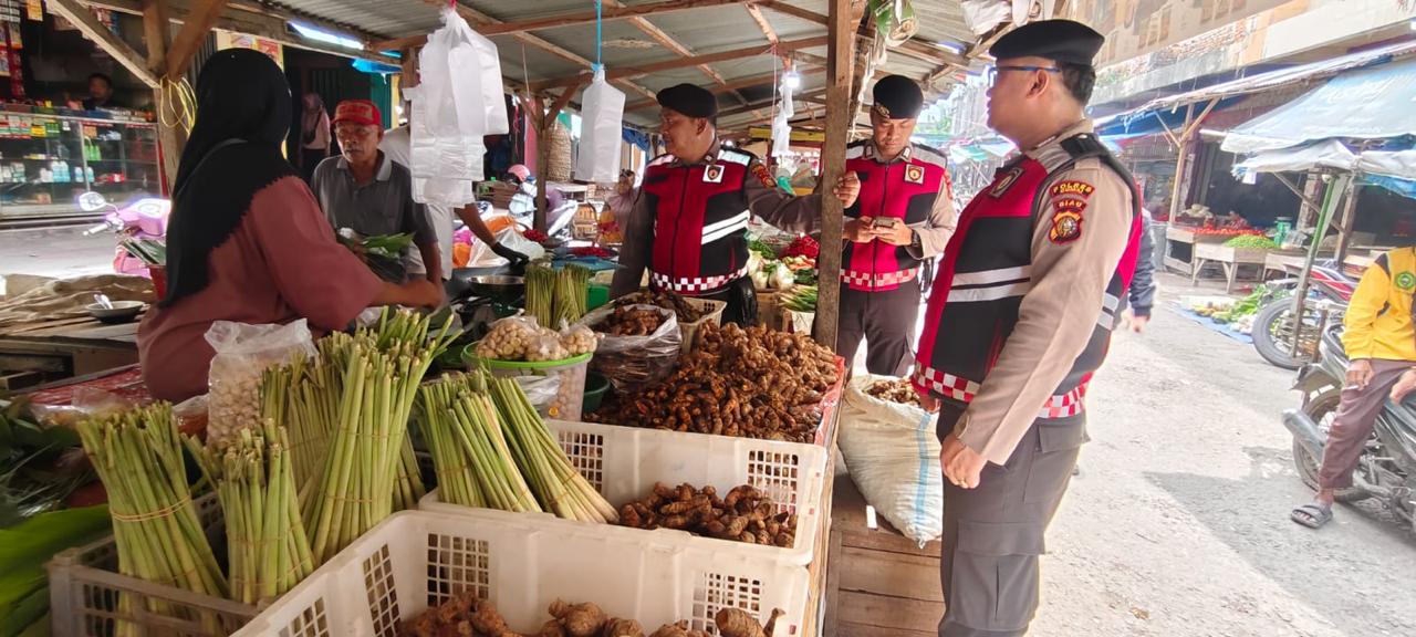 Polres Dumai Patroli Jalan Kaki, Pastikan Pedagang Pasar Aman dari Preman